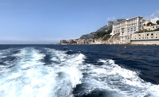 Dans le sillage d’un bateau, au large de la Principauté de Monaco