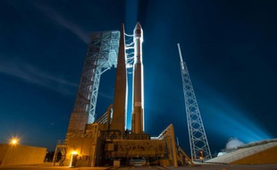 Photo transmise par la Nasa de la fusée Atlas V transportant la capsule Cygnus avant son décollage, sur la base de l'US Air Force de Cap Canaveral en Floride le 22 mars 2016