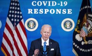 Le président américain Joe Biden fait le point sur la vaccination contre le Covid-19 le 10 mars 2021.