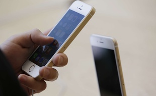 Apple est accusé de ralentir ses vieux iPhone pour sauver leur batterie (illustration).
