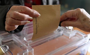 Une femme vote pour le premier tour des élections départementales à Marato, en Corse-du-Sud, le 22 mars 2015