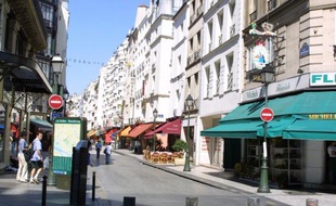 L'ouverture dominicale des magasins s'est invitée dans la campagne présidentielle vendredi, Nicolas Sarkozy promettant d'en assouplir les conditions s'il est réélu, tandis que François Hollande prône un "équilibre" par la négociation salariés-commerçants