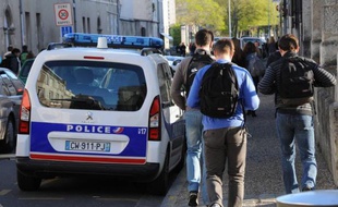 Des élèves arrivent au lycée privé Fénelon-Notre-Dame à La Rochelle le 14 avril 2014