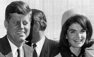 John F. Kennedy et sa femme Jacqueline (Jackie) à leur arrivée à l'aéroport de Dallas le 22 novembre 1963, jour où le président fut assassiné.