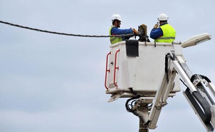 Des employés d'ERDF effectuent une réparation à Charron, en Charente-Maritime, après le passage de la tempête Xynthia le 3 mars 2010.