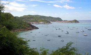 Trois personnes ont trouvé la mort et trois à six personnes sont portées disparues dans un naufrage, dans la nuit de dimanche à lundi aux Antilles, entre Saint-Martin et l'île voisine d'Anguilla.