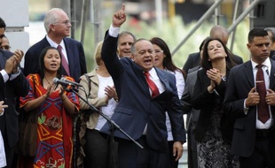 Le président de l'Assemblée nationale et numéro trois du régime vénézuélien Diosdado Cabello a été réélu samedi à la tête du parlement unicaméral tandis que l'état de santé du président Hugo Chavez reste incertain et pourrait l'empêcher de prêter serment le 10 janvier devant les députés.