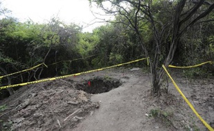 Une fosse à Pueblo Viejo dans la banlieue d'Iguala (Mexique) où ont été retrouvés 28 corps, le 6 octobre 2014