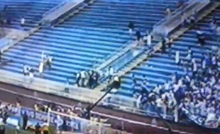 Deux bandes de supporters rivales s'affrontent, le 8 décembre 2013 au Brésil.