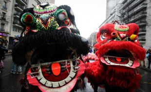 Des dragons animent le nouvel an chinois le 14 février 2016 à Paris