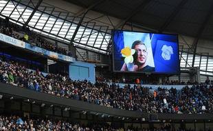 Une photo d'Emiliano Sala diffusée dans l'Etihad Stadium de Manchester City, le 10 février 2019.