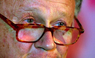 Gros plan sur le visage de Philippe Bouvard, le 29 janvier 2001 à Paris