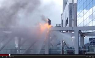 Un homme s'immole par le feu devant la gare de Shinjuku à Tokyo, le 29 juin 2014.