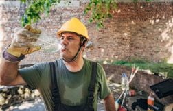 Quelles précautions prendre au travail quand il fait trop chaud ?