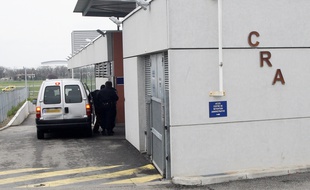 Devant le centre de rétention administrative de Cornebarrieu en Haute-Garonne