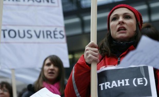 Les employés du laboratoire Servier manifestent contre les suppressions le 2 février 2016 à Suresnes