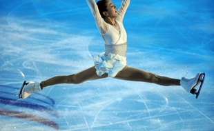 La Japonaise Mao Asada, double championne du monde en 2008 et 2010, a déclaré jeudi forfait pour la finale du Grand Prix de la Fédération internationale de patinage (ISU), où elle devait patiner vendredi à Québec, pour rejoindre sa mère, gravement malade, a annoncé sa Fédération nationale.
