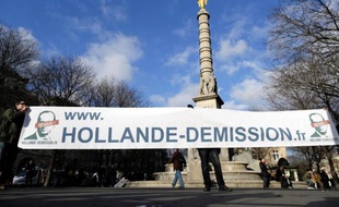 Le leader d'un mouvement appelant au départ de François Hollande, David Van Hemelryck, a été interpellé dimanche au départ d'une manifestation à Paris alors qu'il gonflait un petit dirigeable, car sa forme évoquait une quenelle, a-t-on appris de source policière.