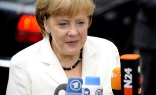 La chancelière allemande Angela Merkel a estimé vendredi être restée "fidèle" à ses principes en acceptant les compromis destinés à aider les pays en difficultés de la zone euro tandis que le président français François Hollande s'est félicité des premiers effets de l'accord.