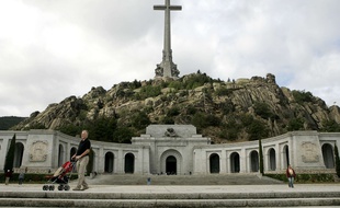 Franco est enterré dans la basilique de la Valle de los Caídos.