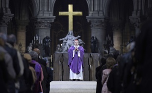 La cérémonie en hommage aux victimes des attentats du 13 novembre 2015 à Notre-Dame de Paris.Lionel Bonaventure/Pool Photo via AP