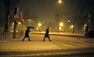 Deux hommes marchent dans la neige à Paris, le 6 février 2018.