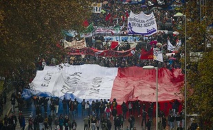 Des dizaines de milliers d'étudiants sont à nouveau descendus dans les rues de Santiago jeudi pour réclamer une profonde réforme du système éducatif, considéré comme injuste et de mauvaise qualité, formant la plus grosse manifestation de l'année sur ce thème.