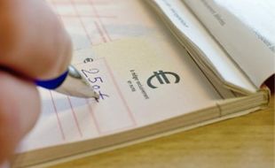 Le chèque est encore fréquemment utilisé en France.