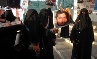 Des manifestants yeménites brûlent un portrait du leader de la milice chiite des Houthis, à Aden, le 15 février 2015