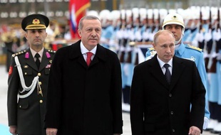 Les présidents turc et russe Tayyip Erdogan et Vladimir Poutine passent en revue la garde d'honneur au palais présidentiel à Ankara le 1er décembre 2014