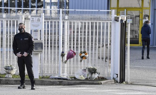 Un agent de sécurité se trouve devant l'entrée de la compagnie Faun, le 29 janvier à Guilherand-Granges (Ardèche), au lendemain de l'assassinat d'une DRH. PHILIPPE DESMAZES