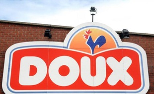 Doux a annoncé lundi avoir conclu un accord actant l'entrée au capital du groupe saoudien Almunajem, son premier client, et la holding de la famille Calmels D&P, à la veille d'une audience cruciale pour le volailler breton.