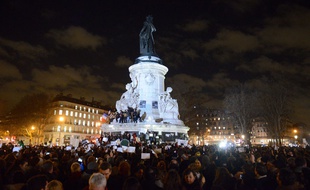 Les Parisiens réunis place de la République, en hommage aux victimes des attaques terroristes, le 7 janvier 2014 à Paris.