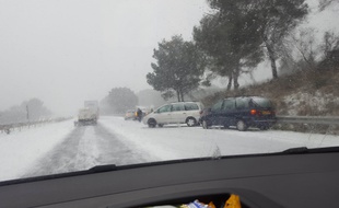 Un accident sur l'A9 le mercredi 28 février 2018, où le trafic est coupé en raison des chutes de neige