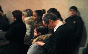 A Surgères, dans l'ouest de la France, le 12 février 2016, des gens assistent à une messe en hommage aux victimes d'un accident de car survenu la veille