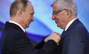 Vladimir Poutine remet l'Ordre de l'Amitié russe à Jean-Pierre Chevènement, le 4 novembre 2017.