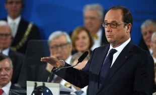 Le président François Hollande prononce un discours à Aix-la-Chapelle à l'occasion de la remise du prix Charlemagne à Martin Schulz, le 14 mai 2015