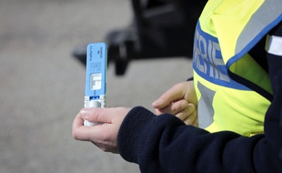 Le chauffeur de bus scolaire a été contrôlé positif au cannabis par des gendarmes. Illustration.
