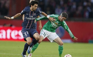 Le joueur argentin du PSG, Javier Pastore, à la lutte avec le joueur de Saint-Etienne, Fabien Lemoine, le 3 novembre 2012, au Parc des Princes.