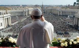 Une photo fournie par le service de presse du Vatican montre le papre François devant la foule au Saint Siège, le 27 mars 2016
