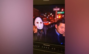 VIDEO. Un journaliste, attaqué en direct, tente de retrouver son agresseur via Twitter - Le Rewind (vidéo)