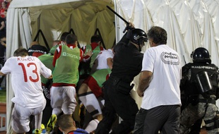 Les joueurs albanais rentrent dans le tunnel du stade de Belgrade le 14 octobre 2014.