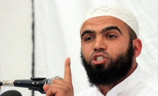 Les forces de sécurité tunisiennes déployées par centaines à Kairouan pour empêcher la tenue du congrès d'un mouvement salafiste, Ansar Ashariaa, ont interpellé dimanche à l'aube le porte-parole de cette organisation, selon des sources concordantes.