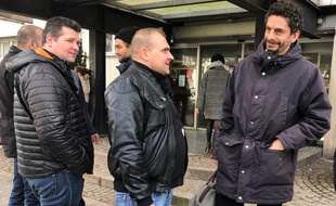 L'avocat Fiodor Rilov, (à droite), avec les salariés de l'usine Cargill à Haubourdin, dans le Nord.