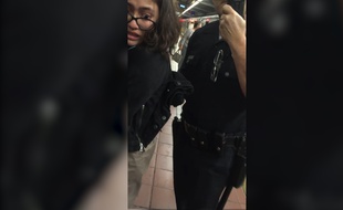 Elle se fait arrêter par la Police pour une raison improbable - Le Rewind