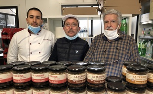 Mourad Slimani (au centre), boucher installé dans le quartier des Minguettes à Vénissieux, offre chaque semaine 165 colis pour les étudiants dans le besoin.
