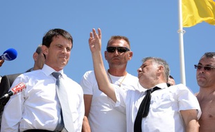 Manuel Valls visitait un poste de secours CRS sur une plage de Mimizan jeudi 1er août 2013.
