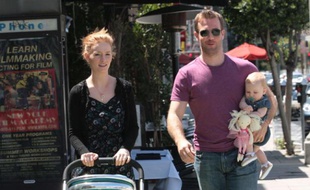 James Van der Beek et sa femme Kimberly Brook, avec leur fille Olivia, à Los Angeles, le 30 avril 2011.