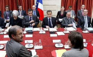 A trois mois de la présidentielle, les syndicats et le patronat se retrouvent mercredi à l'Elysée autour de Nicolas Sarkozy pour un sommet "de crise" avec au menu des sujets conflictuels, comme la TVA sociale, et d'autres consensuels sur le chômage partiel.