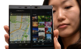 Le premier opérateur de télécommunications mobiles japonais mettra en vente jeudi au Japon un smartphone pliable à deux écrans, dont l'un peut s'utiliser comme clavier, l'autre comme afficheur ou bien les deux se combiner pour présenter une seule même image en grand format.